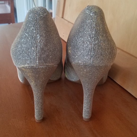 Size 10 silver heels - Picture 2 of 8